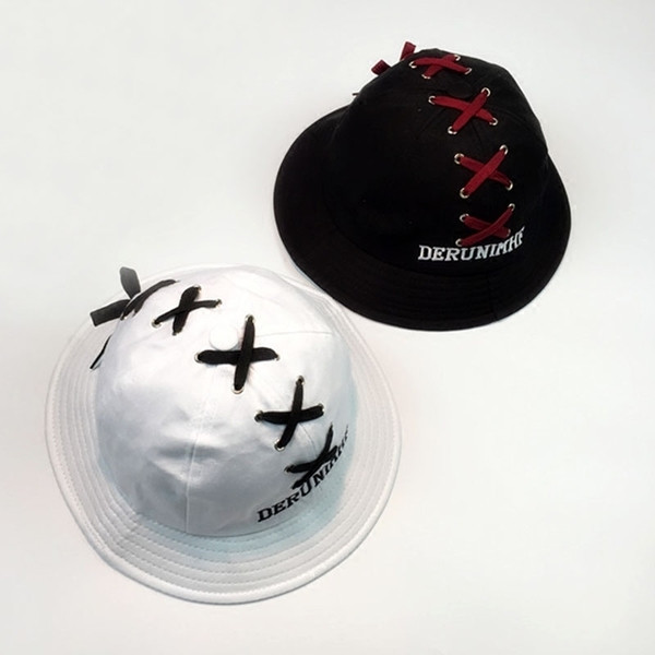 Pălărie bărbătească cu inscripție și cravate în alb-negru