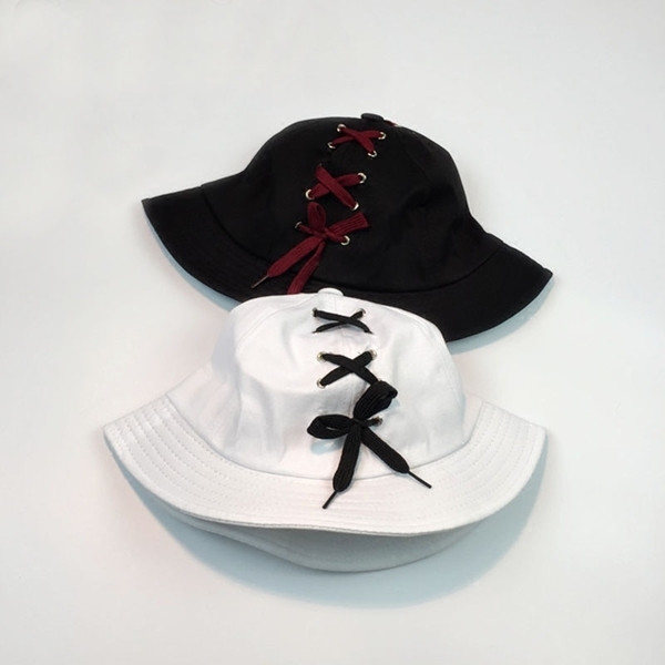 Pălărie bărbătească cu inscripție și cravate în alb-negru