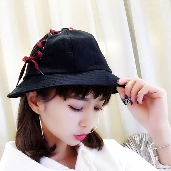 Pălărie bărbătească cu inscripție și cravate în alb-negru