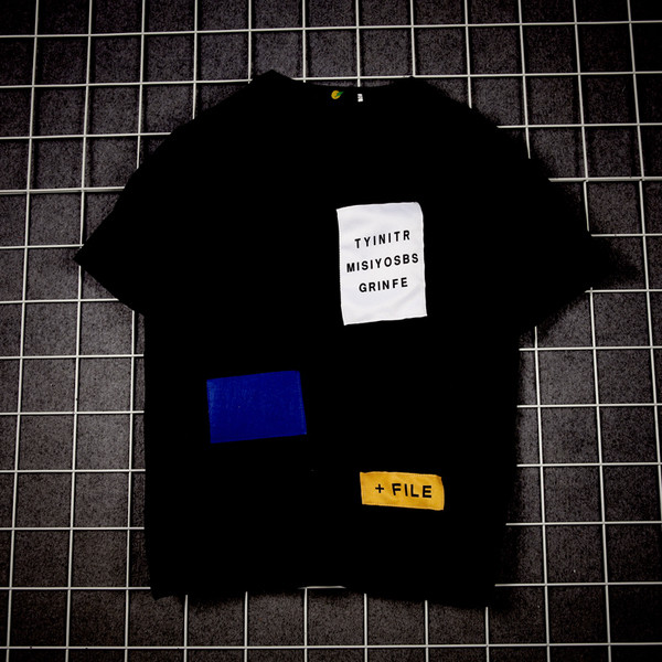 Tricou modern pentru bărbați cu pete colorate în alb și negru