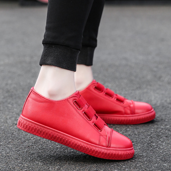 Tenisi actuali pentru bărbați în negru și roșu