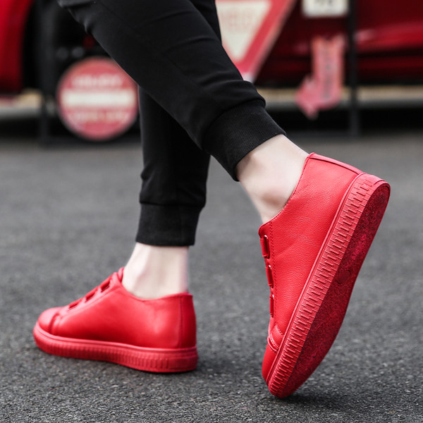 Tenisi actuali pentru bărbați în negru și roșu