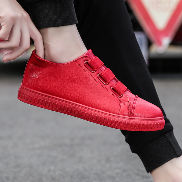 Tenisi actuali pentru bărbați în negru și roșu