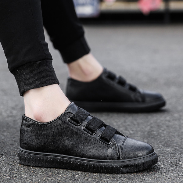 Tenisi actuali pentru bărbați în negru și roșu