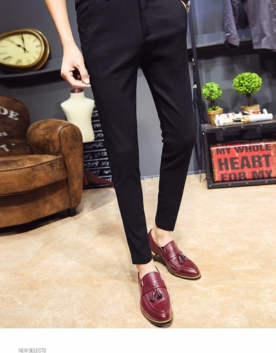 Pantaloni bărbați cu dungi de culoare neagră