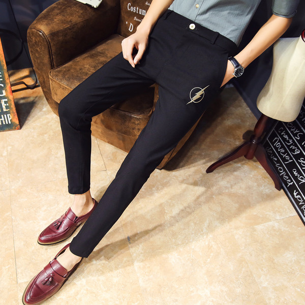 Κομψά μαύρα παντελόνια ανδρών με κεντήματα