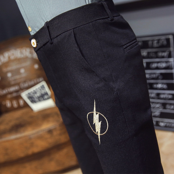 Κομψά μαύρα παντελόνια ανδρών με κεντήματα