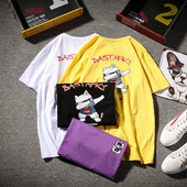 Ένα φρέσκο αντρικά μπλουζάκι με πολύχρωμη εφαρμογή σε διάφορα χρώματα