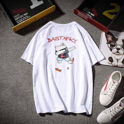 Ένα φρέσκο αντρικά μπλουζάκι με πολύχρωμη εφαρμογή σε διάφορα χρώματα