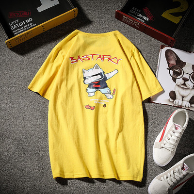 Ένα φρέσκο αντρικά μπλουζάκι με πολύχρωμη εφαρμογή σε διάφορα χρώματα