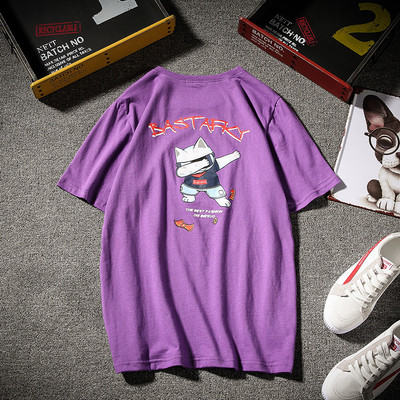 Ένα φρέσκο αντρικά μπλουζάκι με πολύχρωμη εφαρμογή σε διάφορα χρώματα