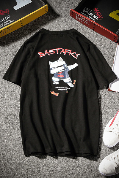 Ένα φρέσκο αντρικά μπλουζάκι με πολύχρωμη εφαρμογή σε διάφορα χρώματα