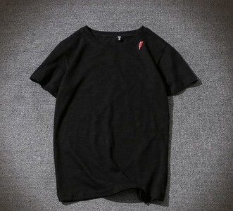 Το T-Shirt των ανδρών είναι ένα απλό μοντέλο σε πολλά χρώματα