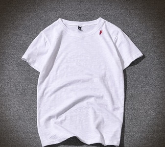 Το T-Shirt των ανδρών είναι ένα απλό μοντέλο σε πολλά χρώματα