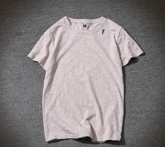 Το T-Shirt των ανδρών είναι ένα απλό μοντέλο σε πολλά χρώματα