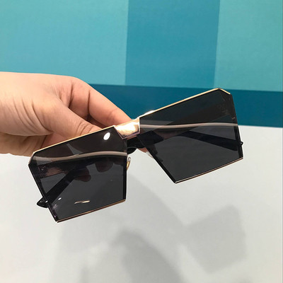 Γυαλιά ηλίου με τετράγωνο σχήμα σε διάφορα χρώματα κατάλληλα για άνδρες και γυναίκες