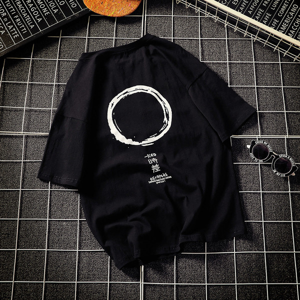 Ανδρικό αθλητικό μπλουζάκι με ενδιαφέρουσα εφαρμογή