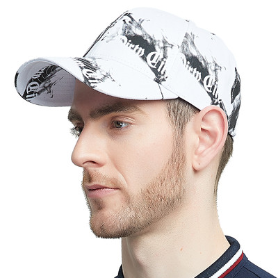 Модерна мъжка шапка с надписи в бял и черен цвят