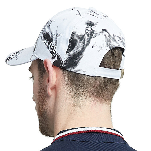 Модерна мъжка шапка с надписи в бял и черен цвят