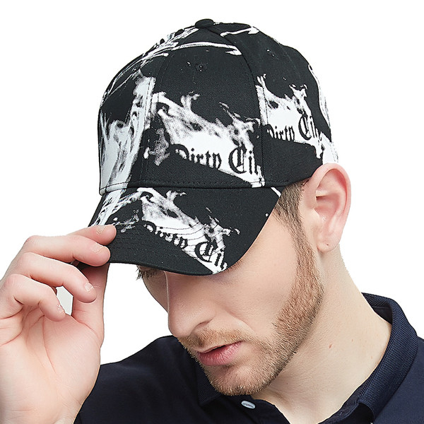 Модерна мъжка шапка с надписи в бял и черен цвят