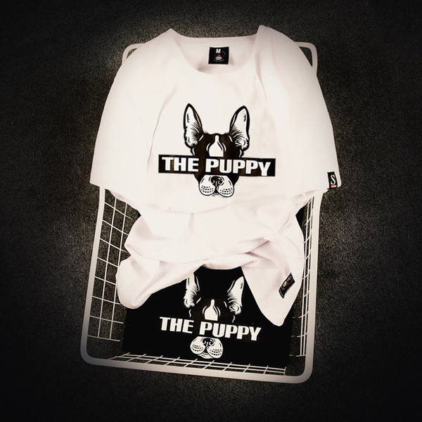 Κομψό ανδρικό μπλουζάκι με λαιμόκοψη και ένδυμα μαύρου σκύλου