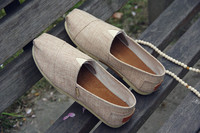 Κομψά υποδήματα ανδρών σε διάφορα χρώματα