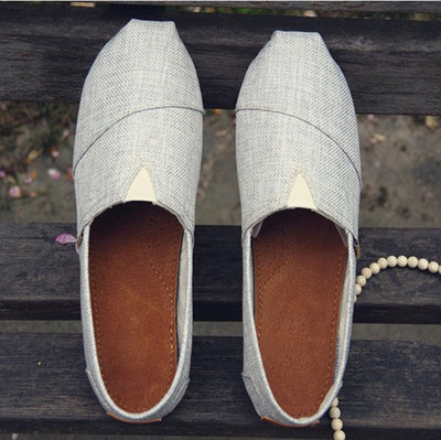 Κομψά υποδήματα ανδρών σε διάφορα χρώματα