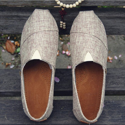 Κομψά υποδήματα ανδρών σε διάφορα χρώματα