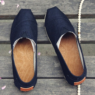 Κομψά υποδήματα ανδρών σε διάφορα χρώματα