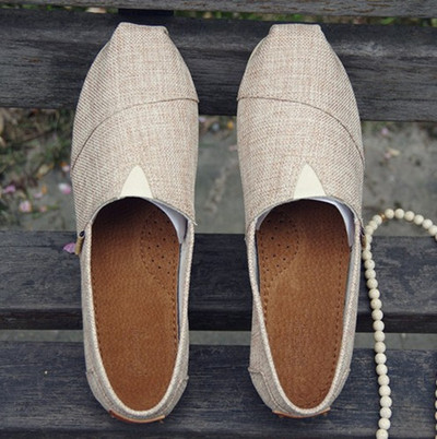 Κομψά υποδήματα ανδρών σε διάφορα χρώματα