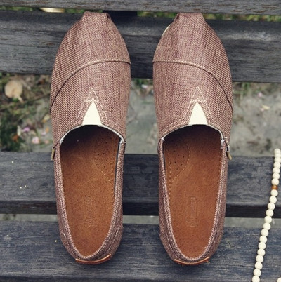 Κομψά υποδήματα ανδρών σε διάφορα χρώματα