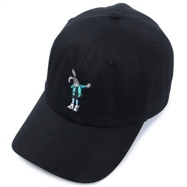 Pălărie bărbătească cu broderie în alb și negru