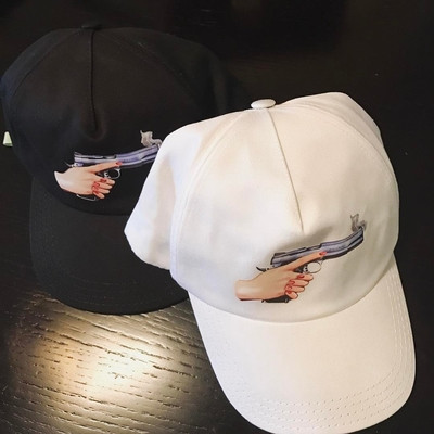 Palarie casual cu aplicatie in alb si negru