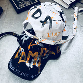 Pălărie cu vizor și inscripții în alb și negru