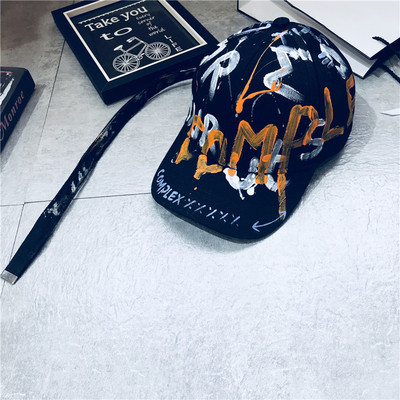 Pălărie cu vizor și inscripții în alb și negru