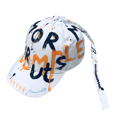 Pălărie cu vizor și inscripții în alb și negru