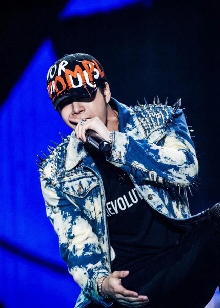 Pălărie cu vizor și inscripții în alb și negru