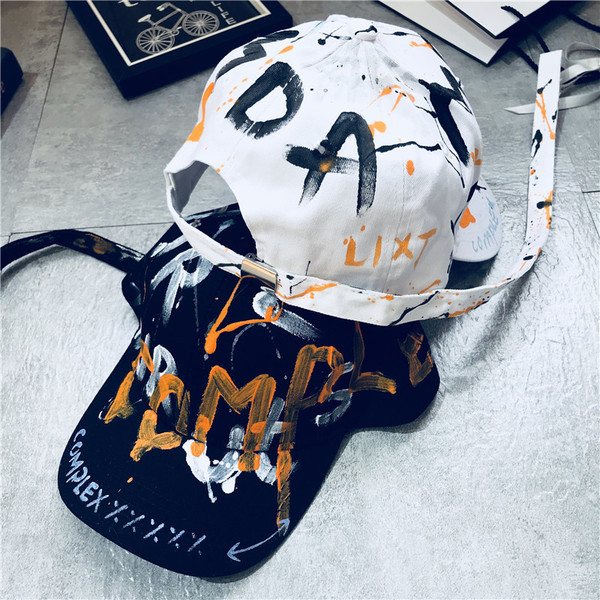 Pălărie cu vizor și inscripții în alb și negru