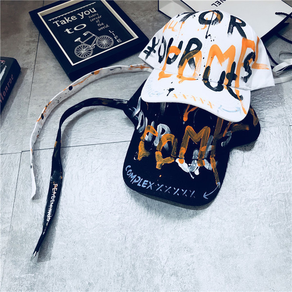 Pălărie cu vizor și inscripții în alb și negru