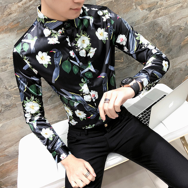 Cămașă bărbătească din satin cu mâneci lungi și imprimeu color