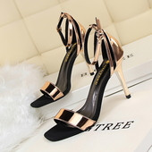 Κομψά γυναικεία σανδάλια με αραίωση σε διάφορα χρώματα