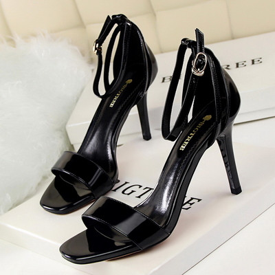 Κομψά γυναικεία σανδάλια με αραίωση σε διάφορα χρώματα