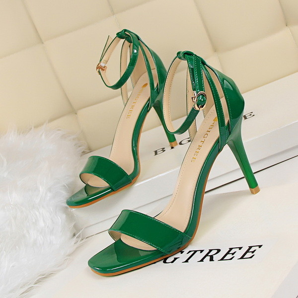 Κομψά γυναικεία σανδάλια με αραίωση σε διάφορα χρώματα