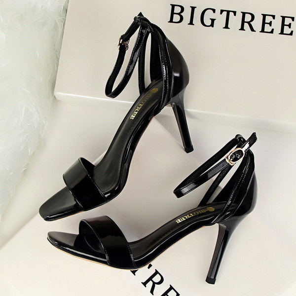 Κομψά γυναικεία σανδάλια με αραίωση σε διάφορα χρώματα