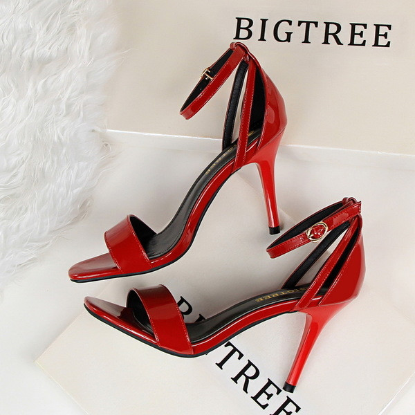 Κομψά γυναικεία σανδάλια με αραίωση σε διάφορα χρώματα