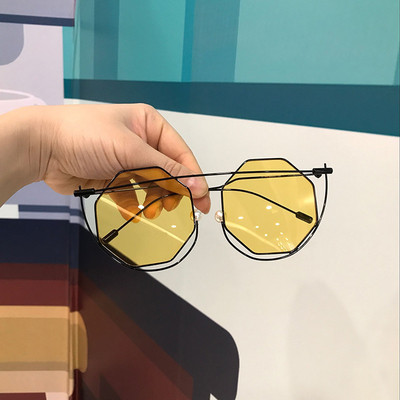 Ochelari de soare extravaganți cu formă rotundă și rame subțiri în mai multe culori