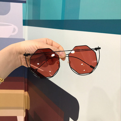 Ochelari de soare extravaganți cu formă rotundă și rame subțiri în mai multe culori