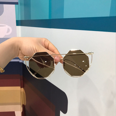 Ochelari de soare extravaganți cu formă rotundă și rame subțiri în mai multe culori