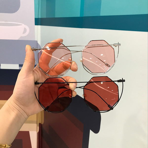 Ochelari de soare extravaganți cu formă rotundă și rame subțiri în mai multe culori