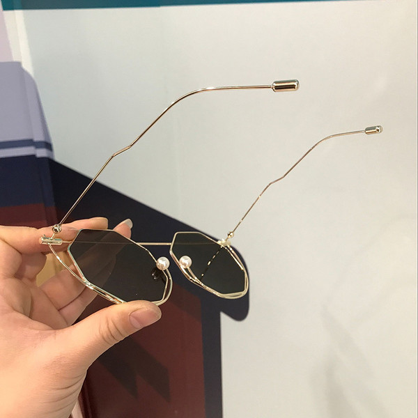 Ochelari de soare extravaganți cu formă rotundă și rame subțiri în mai multe culori